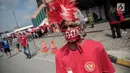 Suporter Garuda Muda menggunakan atribut merah putih untuk mendukung Timnas Indonesia U-22 melawan Timor Leste di Stadion Selayang, Selangor, Minggu (20/8). Indonesia melakoni laga ketiga dalam lanjutan grup B SEA Games 2017. (Liputan6.com/Faizal Fanani)