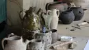 Di antara penemuan-penemuan itu: Piala-piala berwarna kaca dari abad ke-10 dan potongan-potongan tembikar yang tidak biasa karena hanya sedikit yang diketahui tentang periode ini di Roma. (AP Photo/Andrew Medichini)