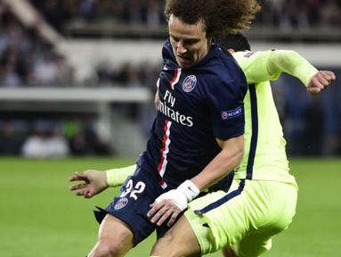 Luiz Suarez mengecoh lawannya dengan memasukkan bola di antara ruang kedua kaki Luiz ( FRANCK FIFE / AFP)