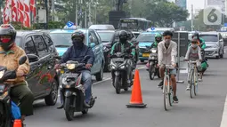 Warga bersepeda setelah jam kerja di jalur khusus sepeda kawasan Jalan Sudirman, Jakarta, Selasa (14/7/2020). Dishub DKI Jakarta juga akan meniadakan jalur sepeda setiap Minggu di kawasan menyusul ramainya para pesepeda di kawasan tersebut mulai Minggu (19/7). (Liputan6.com/Fery Pradolo)
