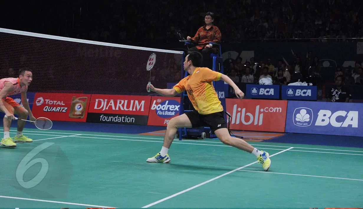 Pertarungan sengit antara Hendra/Ahsan melawan Fu Haifeng/Zhang Nan asal Tiongkok di semifinal BCA Indonesia Open Superseries Premier 2015, Jakarta, Sabtu (6/6/2015). Fu Haifeng/Zhang Nan 20-22, 21-18 dan 15-21. (Liputan6.com/Herman Zakharia)