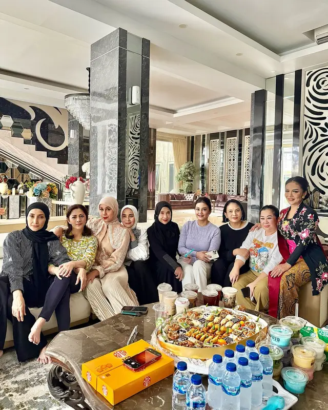 5 Potret reuni seleb era 90-an, geng artis yang menolak tua