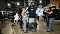 Sejumlah fans Los Angeles FC tengah berburu jersey pemain baru mereka, Son Heung-min di toko ofisial yang terletak di BMO Stadium, Los Angeles, Amerika, Rabu (06/08/2025). (AFP/Frederic J. Brown)