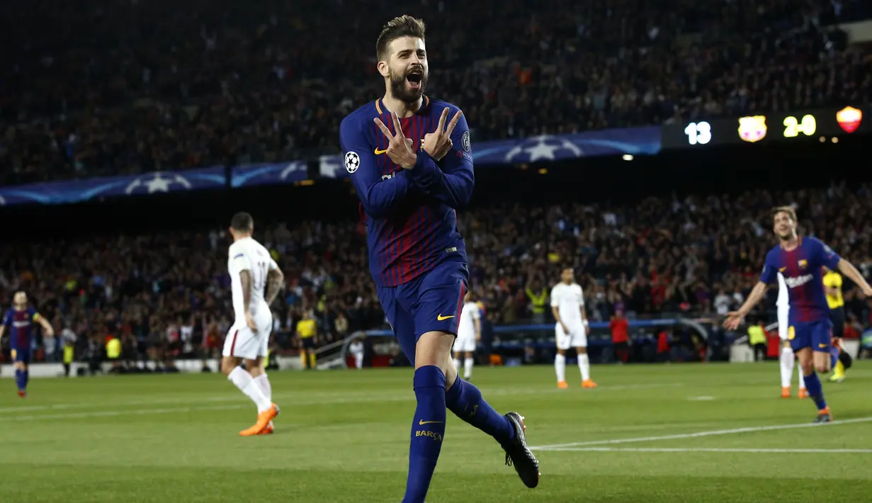 Bek Barcelona, Gerard Pique mentumbang satu gol saat timnya menang atas AS Roma pada leg pertama perempat final Liga Champions di Camp Nou stadium, Barcelona, (4/4/2018). Barcelona menang 4-1. (AP/Manu Fernandez)