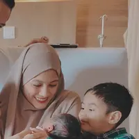 Alyssa Soebandono terbilang aktif mengunggan momen semasa hamil ketiga melalui media sosial. Tentu saja, kelahiran putri pertama sekaligus anak ketiga ini juga tak lepas dari sorotan netizen. (Liputan6.com/IG/@ichasoebandono)