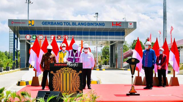 Presiden Jokowi saat meresmikan jalan Tol Sigli-Banda Aceh. (Dok: Setpres)