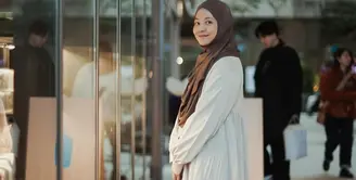 Sebagai pengguna hijab bukan halangan bagi Natasha Rizky untuk tampil stylish. Terlihat dari OOTD-nya liburan di Jepang yang tetap terlihat chic dengan busana santun [@natasharizkynew]