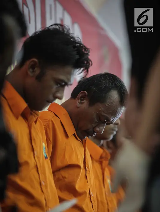Tersangka dihadirkan saat rilis di Polda Metro Jaya, Jakarta, Selasa (19/3). Polisi mengamankan lima orang tersangka dan barang bukti perampasan dua truk tangki Pertamina berisi 32.000 liter BBM biosolar. (Liputan6.com/Faizal Fanani)