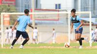 Pemain Timnas Indonesia U-22, Ramadhan Sananta, saat sesi latihan di Visakha Training Center, Kamboja, Selasa (2/4/2023). Latihan tersebut merupakan persiapan jelang laga melawan Myanmar di SEA Games 2023. (Bola.com/Abdul Aziz)