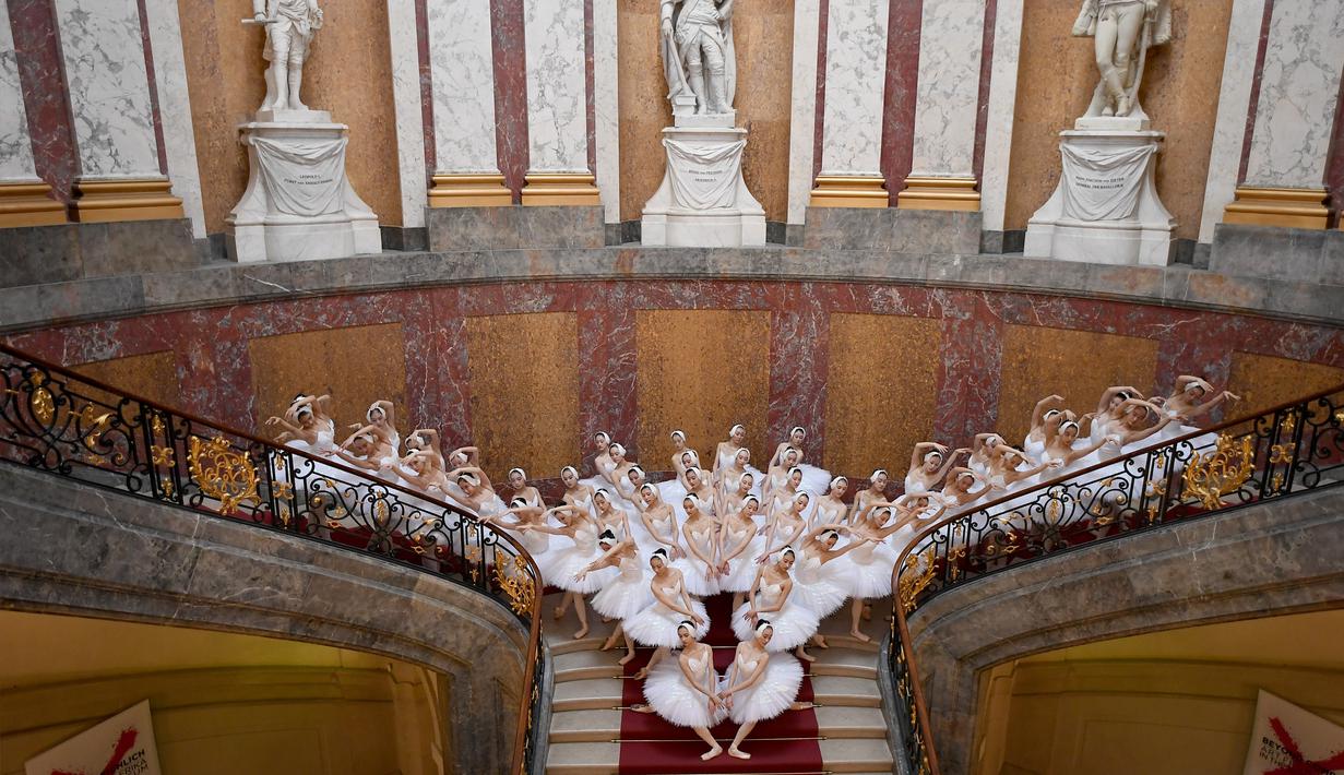 Aksi penari balet Shanghai saat tampil menunjukkan koreografi di atas tangga di museum Bode di Berlin (29/11). Penayangan perdana Penari Balet Shanghai di Jerman tersebut akan berlangsung pada 1 Desember 2018. (AFP Photo/dpa/Britta Pedersen /Germany Out)