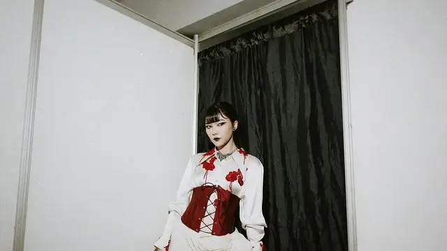 Potret Outfit Manggung Isyana Sarasvati Gaya Edgy (credit: instagram/isyanasarasvati)