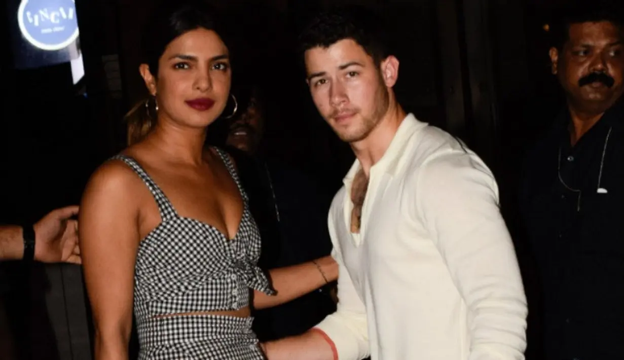 Dikabarkan Nick sangat melindungi sang kekasih dari keramaian yang menyambut mereka. (NDTV)