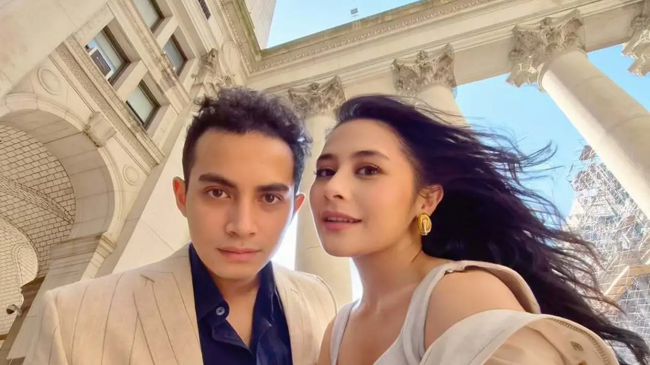 Romantis dan Elegan, Gaya Serasi Prilly Latuconsina & Omara Esteghlal Saat Worktrip di New York