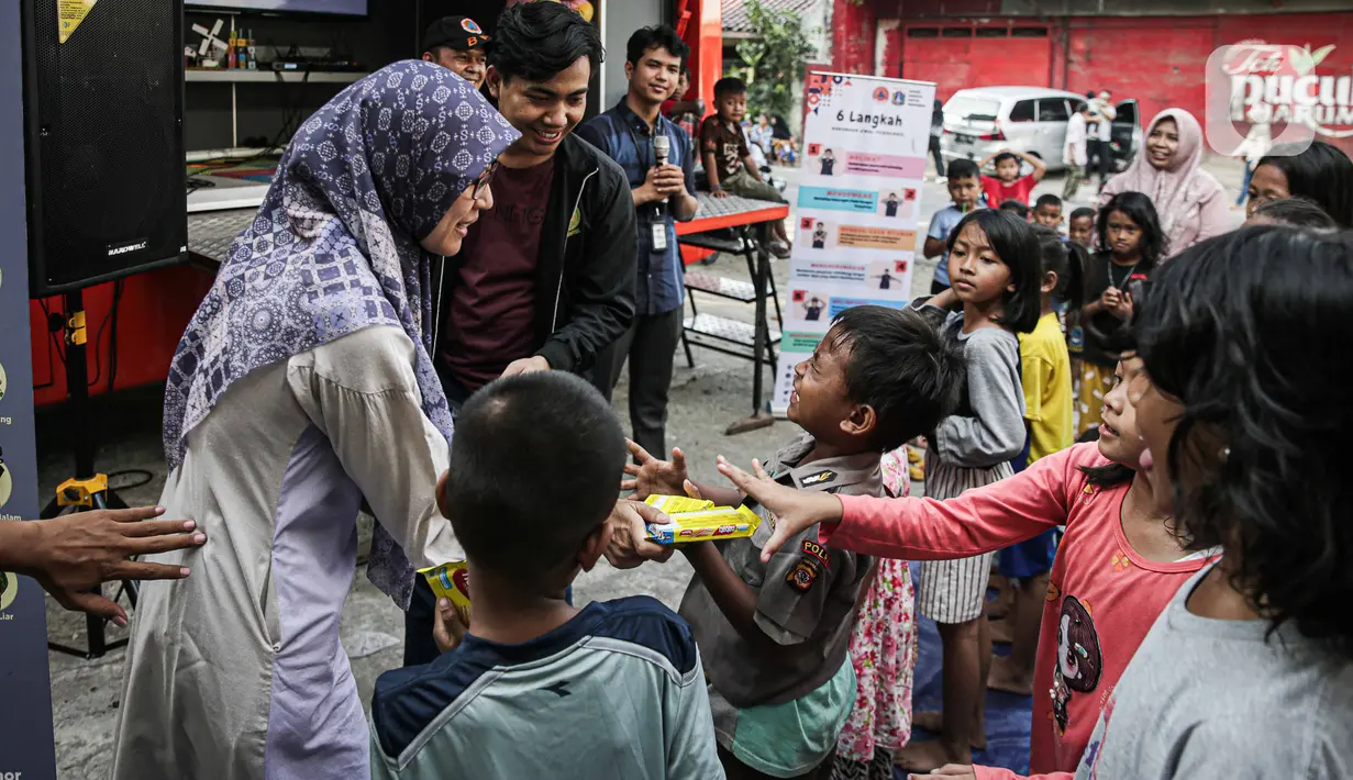 Badan Penanggulangan Bencana Daerah (BPBD) Provinsi DKI Jakarta memberikan bantuan layanan dukungan psikososial kepada anak-anak anak penyintas kebakaran Manggarai di Jalan Manggarai Utara 2, RT 01/01, Kelurahan Manggarai, Tebet, Minggu (17/12/2023). (Liputan6.com/Faizal Fanani)