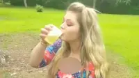 demi miliki kulit cantik wanita ini rela minum urin anjing (Foto: Youtube/dream.co.id)