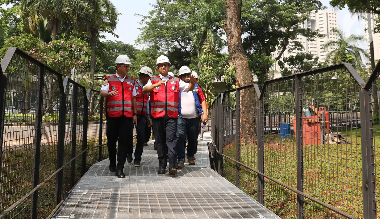 Gubernur DKI Jakarta Anies Baswedan meninjau jalur pejalan kaki saat soft launching fasilitas pejalan kaki dan pesepeda pada proyek pembangunan dan penataan kawasan Semanggi di Taman Semanggi, Jakarta, Rabu (12/10/2022). Setelah melakukan soft launching, Anies membubuhkan tanda tangan di atas prasasti sebagai penanda kawasan jalur sepeda dan pedestrian Taman Semanggi telah diresmikan.(Liputan6.com/Herman Zakharia)