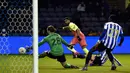 Kiper Sheffield Wednesday, Joe Wildsmith melakukan penyelamatan dari serangan wWinger Manchester City, Riyad Mahrez pada putaran kelima Piala FA di Hillsborough, Rabu (4/3/2020).Sempat kesulitan, Manchester City akhirnya menang tipis 1-0 atas Sheffield Wednesday. (AP/Rui Vieira)