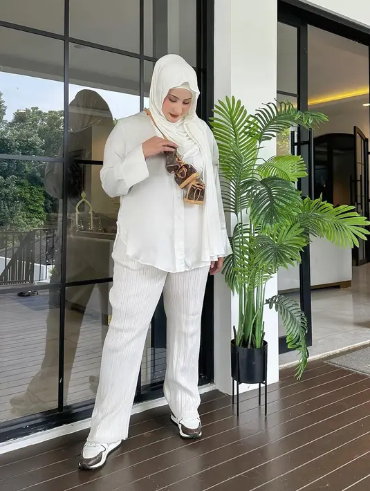 Penampilannya semakin keren dengan full makeup dan aksesori micro bag yang dijadikan sling. [Foto: Instagram/tasyiiathasyia]