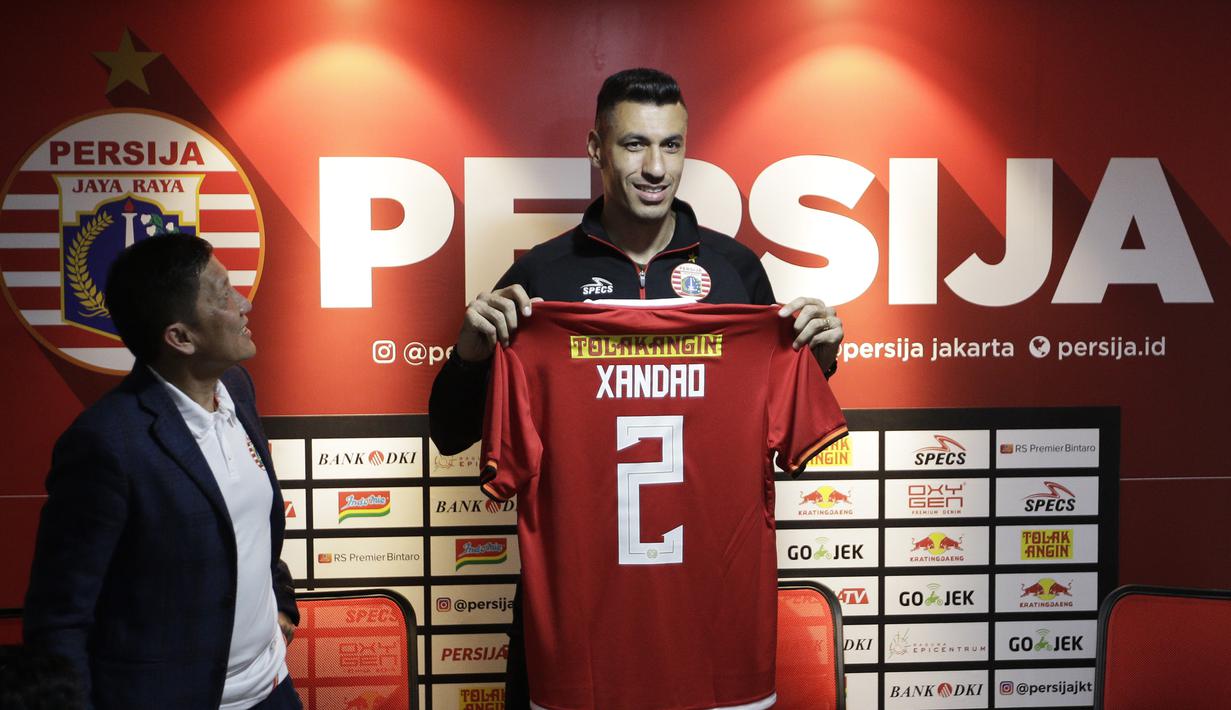 Pemain baru Persija Jakarta, Alexander Luiz Reame, menunjukan jersey yang akan digunakan nanti saat konferensi pers perkenalan dirinya di kantor Persija Jakarta, Jakarta, Jumat (30/8). Persija kenalkan pemain asing baru untuk mengarungi putaran 2 Liga 1. (Bola.com/Yoppy Renato)