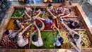 Pengunjung bersulang sambil menikmati berendam di kolam air panas berbentuk hot pot di sebuah hotel di Hangzhou, China, Minggu (27/1). Pemandian air panas itu dirancang untuk mempromosikan gaya hidup sehat menjelang Tahun Baru Imlek. (STR/AFP)