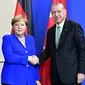 Kanselir Jerman Angela Merkel berjabat tangan dengan Presiden Turki Reccep Tayyip Erdogan (AFP)