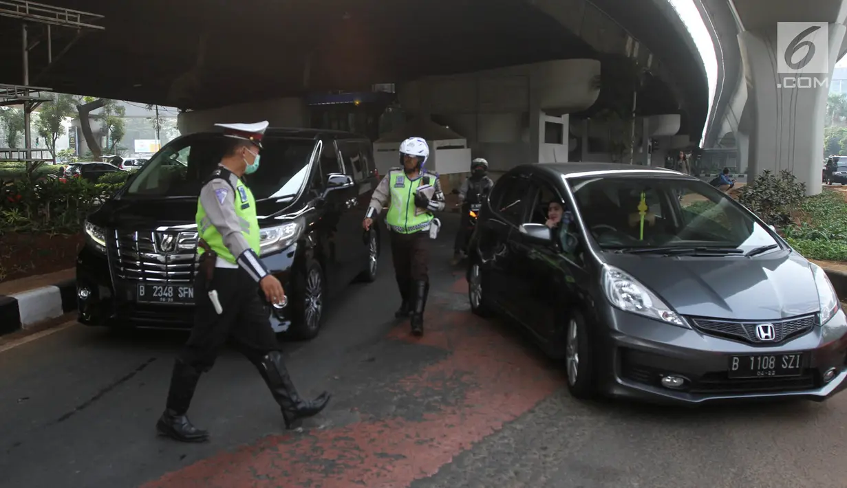 Polisi menghentikan pengendara mobil yang melanggar sistem ganjil genap di Jalan MT Haryono, Jakarta, Rabu (1/8). Hari pertama pemberlakuan sistem ganjil genap, pelanggar langsung dikenakan sanksi sebesar Rp 500 ribu. (Merdeka.com/Iqbal S. Nugroho)