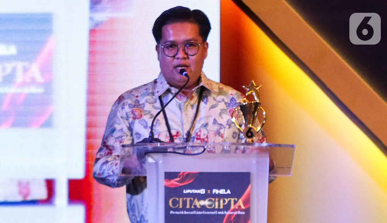 Wakil Bupati Kutai Kartanegara, Rendi Solihin memberikan sambutan saat acara Anugerah Inspiratif Liputan6.com di hotel Shangri La, Jakarta, Rabu (31/7/2024).  Rendi Solihin menerima  penghargaan Tokoh Inspiratif Pemberdayaan Ekonomi Masyarakat Nelayan. (Liputan6.com/Herman Zakharia)