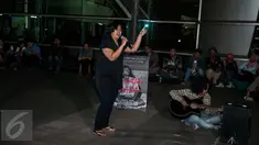 Anak Sastrawan dan Aktivis HAM Widji Thukul, Fajar Merah (kanan) dan Artis Melanie Subono (kiri) membacakan puisi - puisi karya Widji Thukul di Taman Ismail Marzuki, Jakarta, Selasa (24/1). (Liputan6.com/Gempur M Surya)