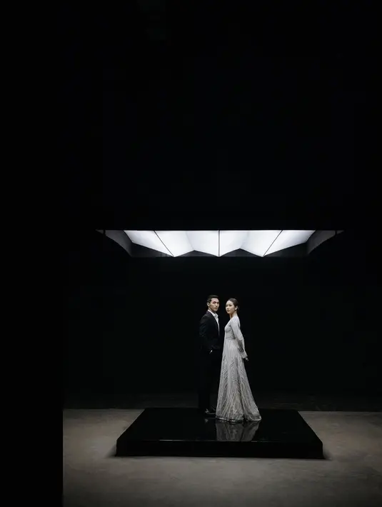 Semakin menawan melihat Shanju tak berlebihan dalam gaya makeup dan rambutnya. Rambutnya ditata sleek look, digulung rendah. Foto: Instagram.