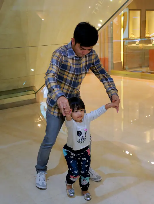 Disela-sela kesibukannya, pemilik nama Laurensius Nicky Tirta Djaja itu menyempatkan untuk bermain bersama anaknya. (Adrian Putra/Bintang.com)