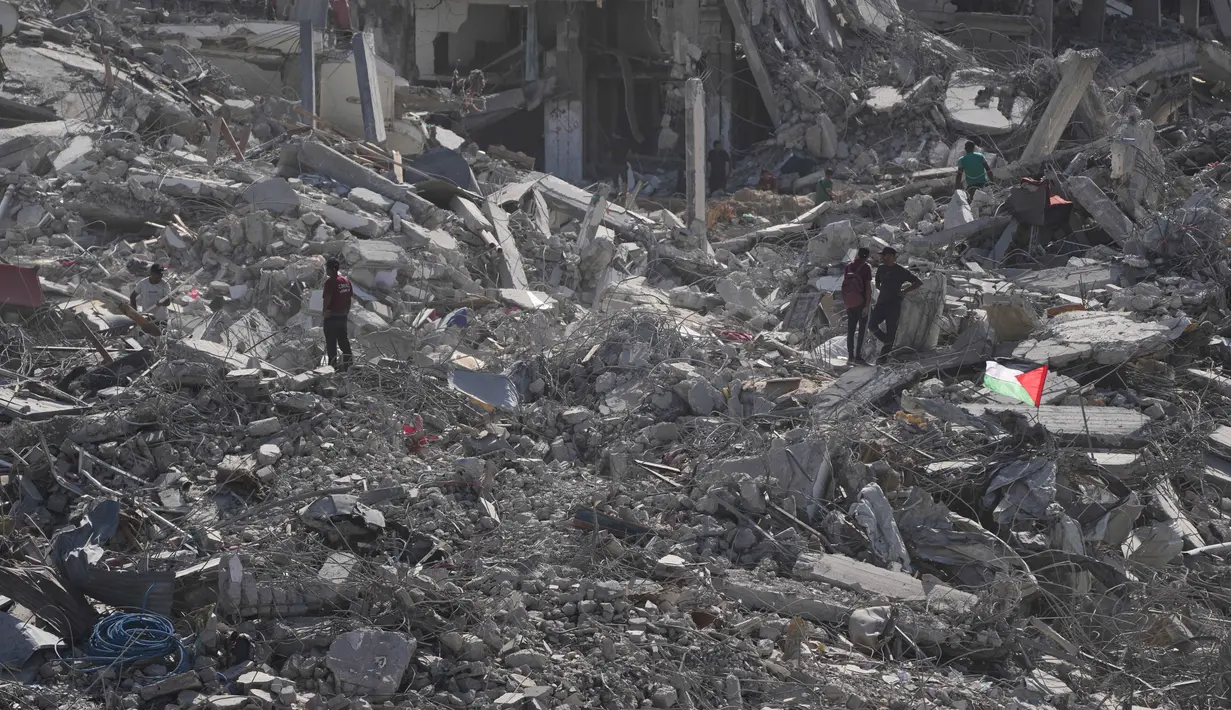 Puluhan ribu pengungsi Palestina mulai kembali, baik ke utara maupun selatan, ke Jalur Gaza. Kembalinya pengungsi Palestina ke Gaza terjadi setelah kesepakatan gencatan senjata antara Israel dan kelompok pejuang Palestina Hamas resmi diberlakukan pada Jumat 10 Oktober 2025. (AP Photo/Abdel Kareem Hana)