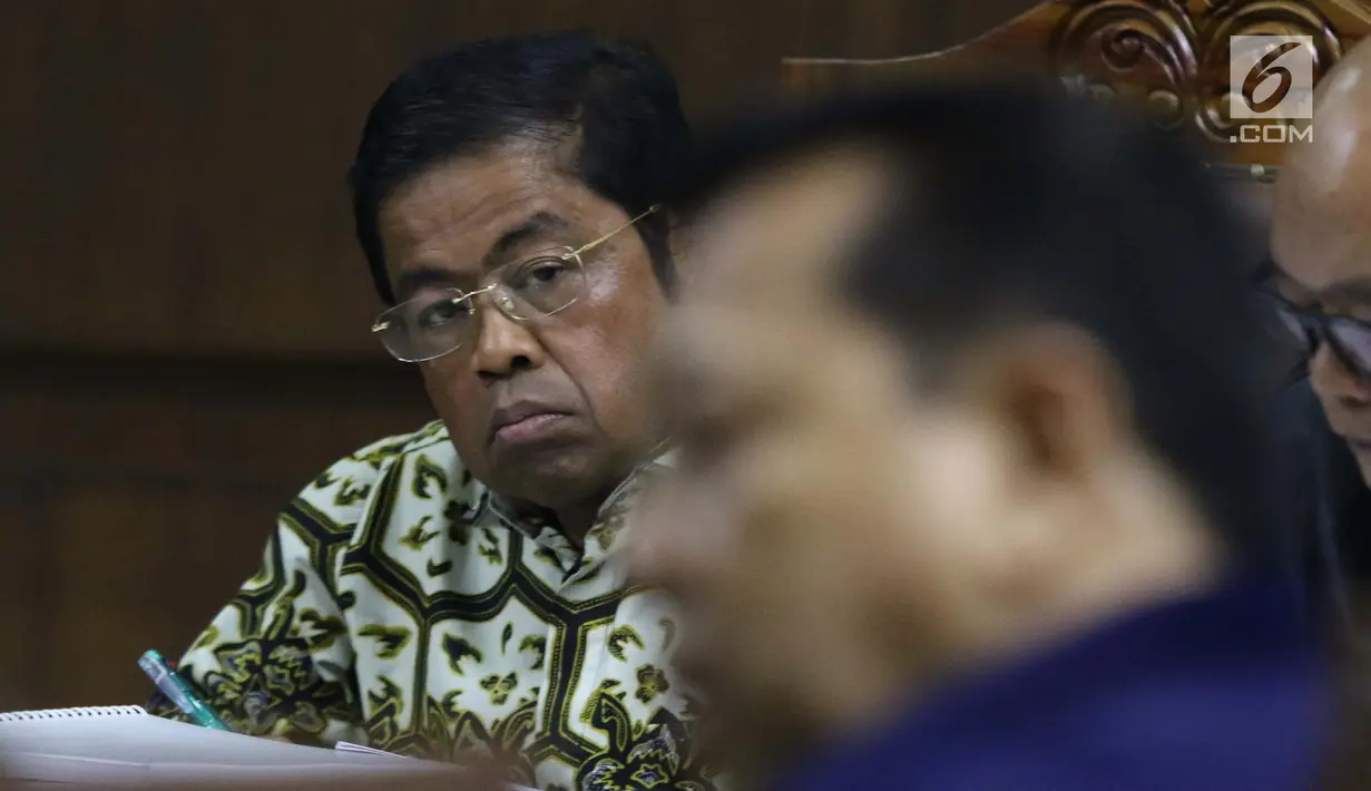 Terdakwa dugaan suap pembangunan PLTU Riau-1,Idrus Marham menyimak keterangan Mantan Ketua DPR, Setya Novanto saat sidang lanjutan dugaan suap pembangunan PLTU Riau-1, Pengadilan Tipikor, Jakarta, Selasa (19/2). (Liputan6.com/Helmi Fithriansyah)