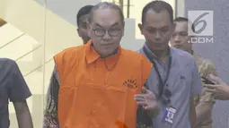 Tersangka pemegang Johannes Budisutrisno Kotjo usai menjalani pemeriksaan dan menuju mobil tahanan di Gedung KPK Jakarta, Sabtu (14/7). KPK resmi menahan Johannes dan anggota DPR Komisi VII Eni Maulani Saragih. (Liputan6.com/Johan Tallo)