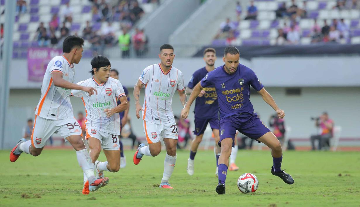 Di babak kedua, Borneo FC berupaya meningkatkan intensitas serangan untuk mengejar ketinggalan. Tampak dalam foto, pemain Persita berusaha keluar dari kepungan pemain Borneo FC pada pertandingan pekan ke-17 BRI Super League 2025/2026 di Stadion Indomilk Arena, Tangerang, Banten, Jumat (9/1/2026). (Bola.com/Bagaskara Lazuardi)