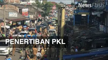 Ribuan Pedagang Kaki Lima di dekat kampus UIN Ciputat Tangerang Selatan ditertibkan petugas gabungan Satpol PP, TNI, dan Polisi
