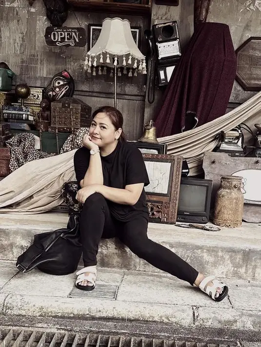 Audy memilih liburan akhir tahun di Batam, Riau. Ia tampil mengenakan tampilan serba hitam dari atasan kaos dan celananya. Dipadukan sandal putih. [@audyitem]