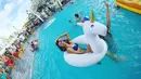Melalui akun Instagram pribainya, Maria Selena kerap mengunggah aktivitas sehari-harinya. Pada salah satu postingan foto, ia terlihat bermain-main di dalam kolam renang lengkap dengan pelampung berbentuk unicorn. (Foto: instagram.com/mariaselena_)