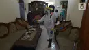Petugas PMI menyemprotkan cairan disinfektan di salah satu rumah di Perumahan Ori Pondok Bambu, Jakarta, Kamis (10/2/2022). Penyemprotan ini dilakukan pada lingkungan perumahan sebagai upaya untuk menekan angka penyebaran Virus Covid-19 varian Omicron yang terus meningkat. (merdeka.com/Imam Buhori)
