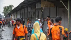 Sebanyak 57 kios pedagang pakaian di sepanjang Jalan Jatibaru X, Tanah Abang, Jakarta dibongkar petugas gabungan Satpol PP Kota dan DKI, Minggu (3/5/2015). Pembongkaran dilakukan karena kios tersebut menutupi saluran air . (Liputan6.com/Faizal Fanani)