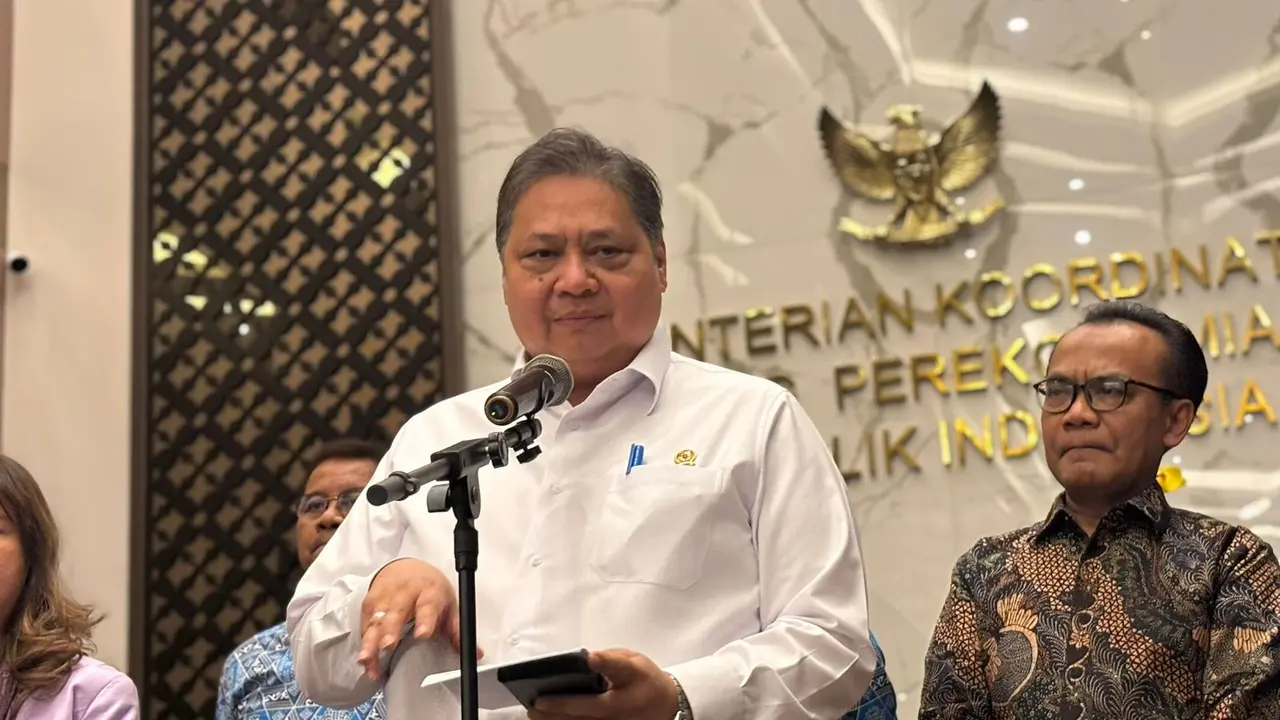 Menteri Koordinator Bidang Perekonomian Airlangga Hartarto, dalam konferensi pers bersama APINDO, di kantor Kemenko Perekonomian, Jakarta, Rabu (30/10/2024). (Tira/Liputan6.com)