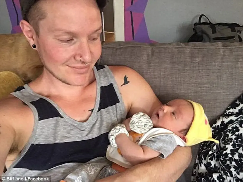 Inilah reaksi pria transgender asal Amerika Serikat ketika bisa melahirkan seorang bayi laki-laki.(Foto: Biff and I/Facebook)
