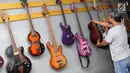 Pengrajin memajang gitar dan bass yang telah selesai dibuat di Syukey Guitars, Cirendeu, Ciputat Timur (3/4). Selain membuat gitar baru, tempat ini juga melayani perbaikan dan modifikasi. (Merdeka.com/Arie Basuki)