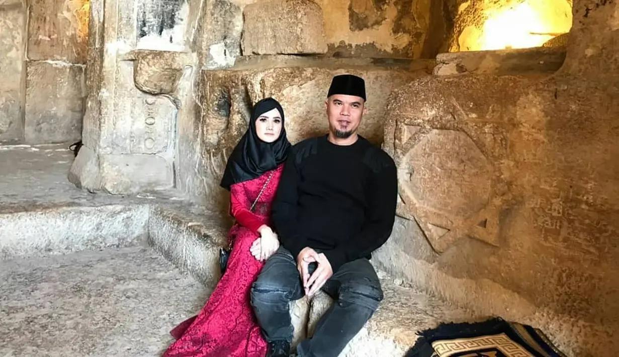 Mulan Jameela dan Ahmad Dhani juga tampak mesra saat berkunjung di Ashabul Kahfi. (Foto: instagram.com/ahmaddhaniprast)