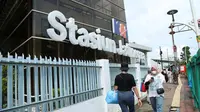 Menyambut Angkutan Natal 2022 dan Tahun Baru 2023, PT KAI Daop 1 Jakarta melakukan pengaturan pola operasi khusus untuk keberangkatan 7 KA dari Stasiun Gambir dan Stasiun Pasarsenen yang nanti nya juga akan berhenti di Stasiun Jatinegara dan Karawang untuk melayani naik turun penumpang. Kebijakan tersebut berlaku mulai tanggal 22 s.d 31 Desember 2022. (Dok. KAI)