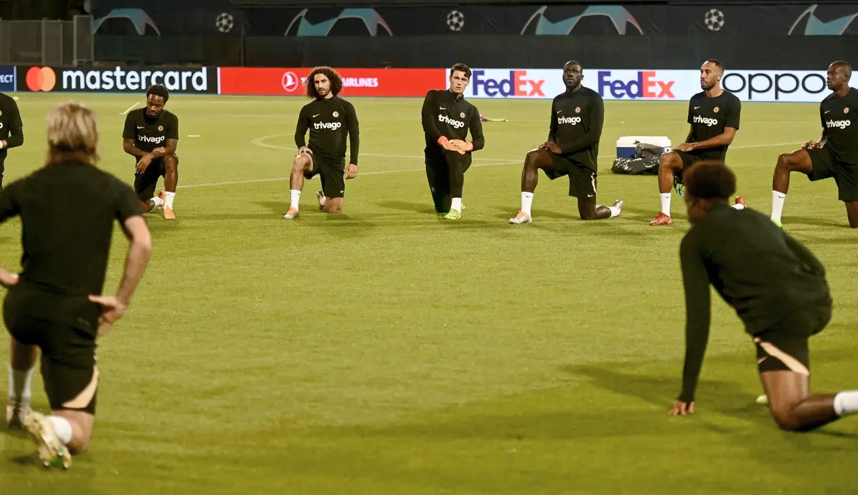 Para pemain Chelsea melakukan pemanasan saat sesi latihan jelang matchday pertama Liga Champions 2022/2023 menghadapi Dinamo Zagreb, di stadion Maksimir di Zagreb , Senin (5/9/2022). N'Golo Kante dan Thiago Silva jadi pemain yang tidak akan main di laga antara Dinamo Zagreb vs Chelsea . (Photo by Denis LOVROVIC / AFP)