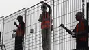 Pekerja melakukan pengecatan pagar pembatas jalan tol di Tomang, Kebun Jeruk, Jakarta, Rabu (30/5). Pengecatan tersebut dilakukan sebagai upaya perawatan dan mengatasi pagar yang sudah karat. (Liputan6.com/Johan Tallo)