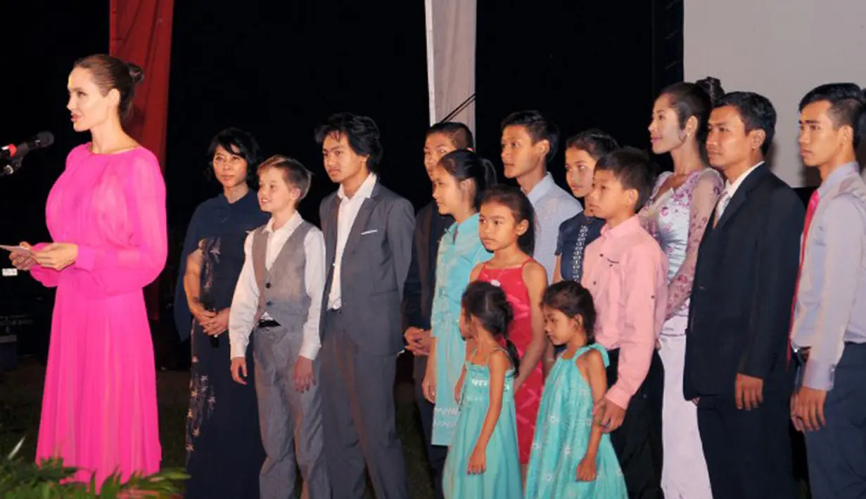 Saat diwawancara Jolie memang tak sanggup untuk berkata banyak, ia hanya mengatakan belakangan ini adalah waktu yang sangat sulit untuk dirinya dan anak-anak ketika berpisah dari Pitt. (AFP/Bintang.com)