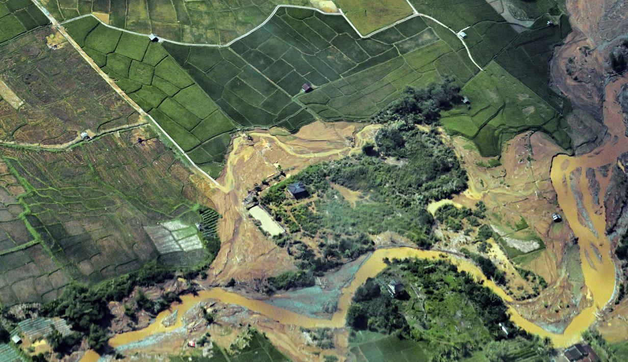 Bencana hidrometeorelogi tersebut menyebabkan puluhan korban jiwa, kerusakan infrastruktur yang meluas, dan sejumlah wilayah sempat terisolasi. Tampak dalam foto, gambaran umum menunjukkan area permukiman yang rusak akibat banjir bandang di Kabupaten Bener Meriah, Provinsi Aceh, pada Kamis 4 Desember 2025. (CHAIDEER MAHYUDDIN/AFP)