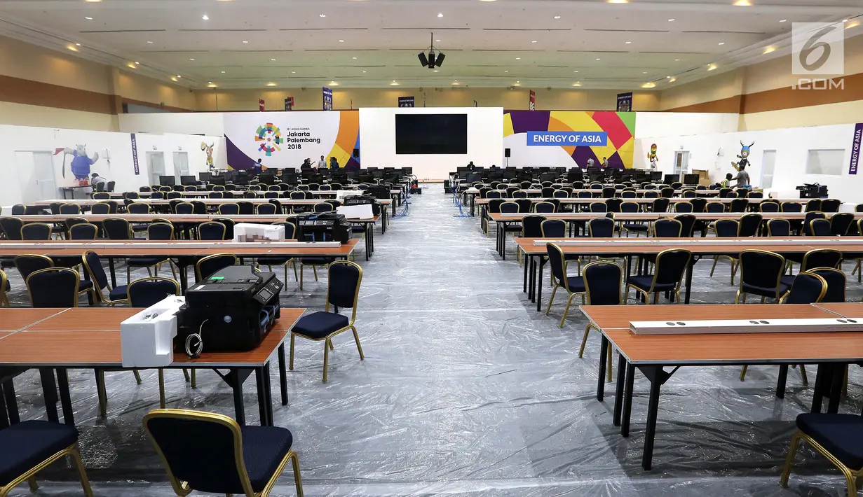 Suasana persiapan Main Press Center (MPC) atau media center bagi jurnalis untuk pelaksanaan Asian Games 2018 terus dibangun di Exhibition Hall JCC, Jakarta, Kamis (9/8). MPC akan beroperasi pada 10 Agustus. (Liputan6.com/Fery Pradolo)