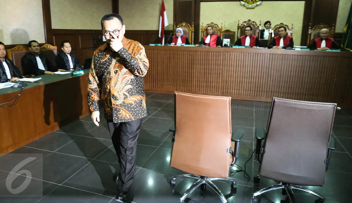 Menteri ESDM Sudirman Said seusai memberikan kesaksian pada sidang lanjutan di Pengadilan Tipikor, Jakarta, Senin (4/4). Sudirman bersaksi untuk kasus suap yang menjerat mantan anggota Komisi VII DPR Dewie Yasin Limpo. (Liputan6.com/Faizal Fanani)